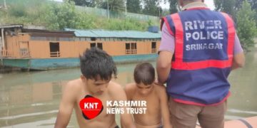 ریور پولیس سری نگر نے دو لڑکوں کو غرقہ آب ہونے سے بچایا