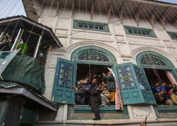 آستانوںپر جبری چندے وصولنے والوں کیخلاف کریک ڈاؤن