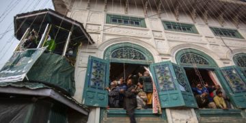 آستانوںپر جبری چندے وصولنے والوں کیخلاف کریک ڈاؤن