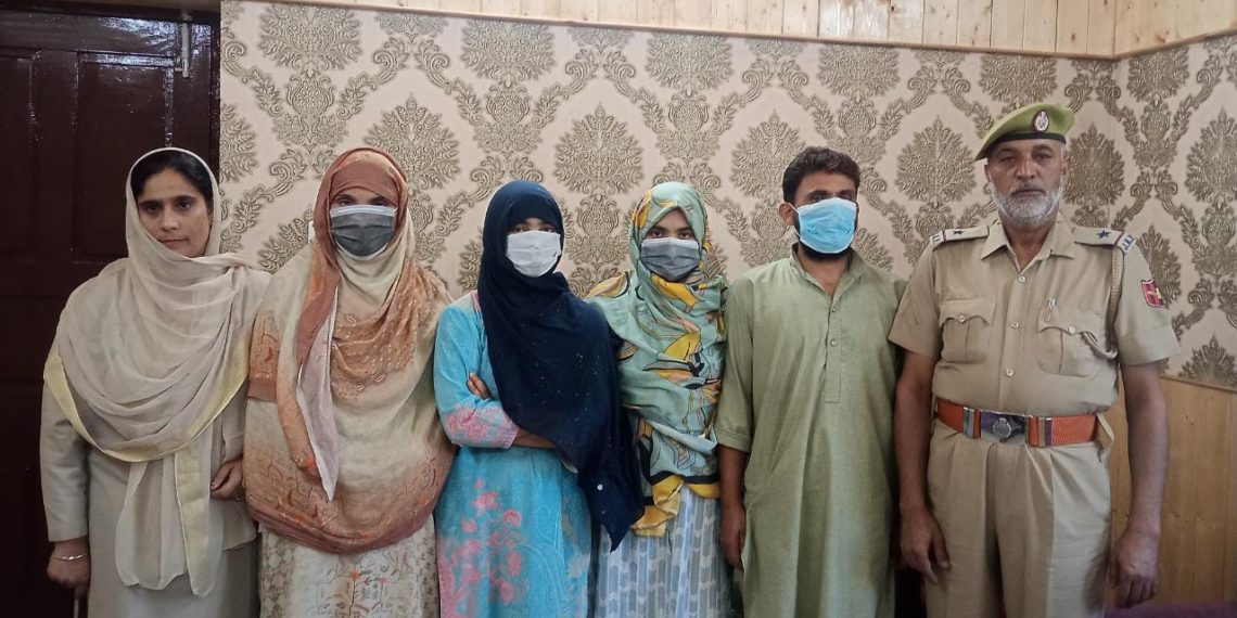 لاپتہ دو کمسن بہنوں کو جموں سے باز یاب کرکے والدین کے سپرد کیا گیا: بڈگام پولیس