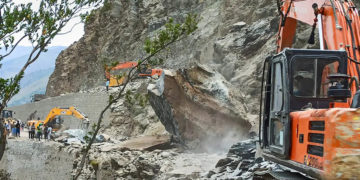 ۵ گھنٹوں تک بند رہنے کے بعد سرینگر جموں شاہراہ پر ٹریفک بحال