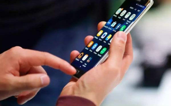 ملک میں۶۳فیصد لوگ فرصت میں موبائل پر وقت گزارتے ہیں:سروے
