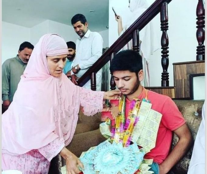 شوپیاں سے تعلق رکھنے والے حاذق نے نیٹ یو جی امتحان میں ٹاپ کیا