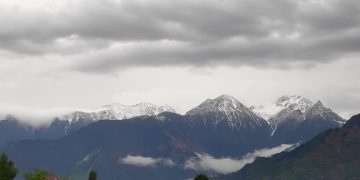 جموں و کشمیر کے اونچے پہاڑوں پر رواں موسم کی پہلی برف باری