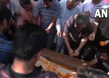 آہوں اور سسکیوں کے بیچ کشمیری پنڈت پورن کرشن بٹ کی جموں میں آخری رسومات ادا