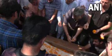 آہوں اور سسکیوں کے بیچ کشمیری پنڈت پورن کرشن بٹ کی جموں میں آخری رسومات ادا