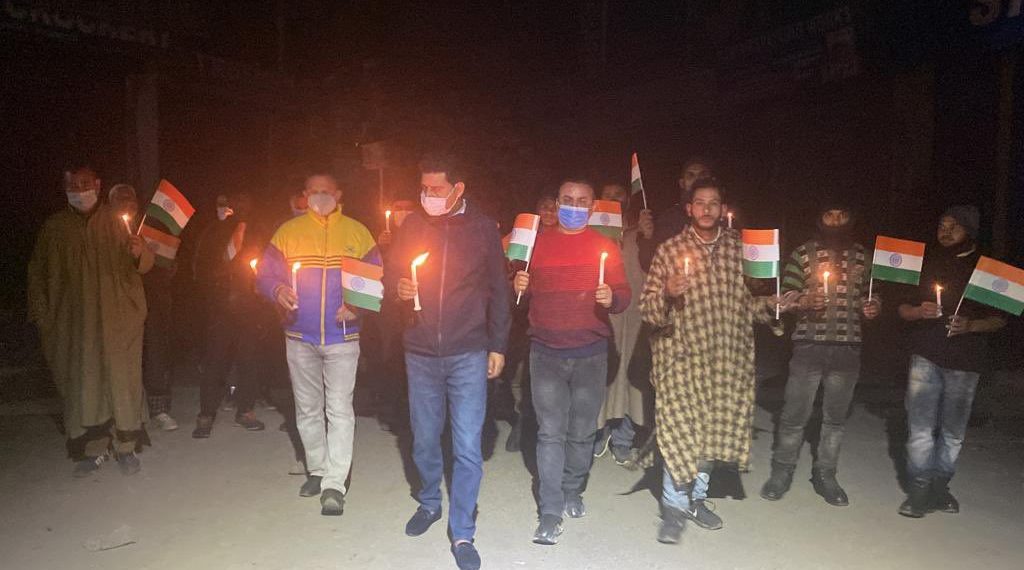 کشمیری پنڈت کی ہلاکت کےخلاف شوپیاں میں لوگوں کا کینڈل لائٹ مارچ.