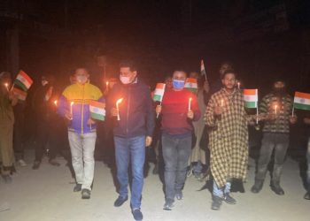 کشمیری پنڈت کی ہلاکت کےخلاف شوپیاں میں لوگوں کا کینڈل لائٹ مارچ.