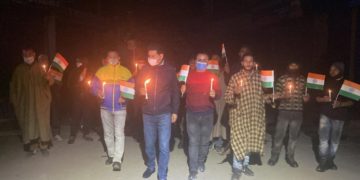 کشمیری پنڈت کی ہلاکت کےخلاف شوپیاں میں لوگوں کا کینڈل لائٹ مارچ.
