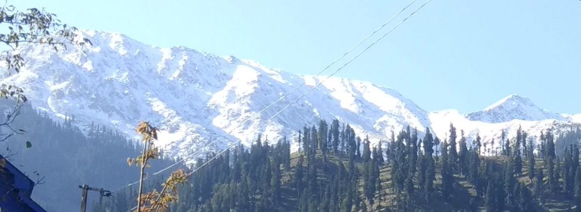 کشمیر میں برف و باراں کا سلسلہ شروع، کئی سڑکیں بند