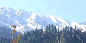 کشمیر میں برف و باراں کا سلسلہ شروع، کئی سڑکیں بند