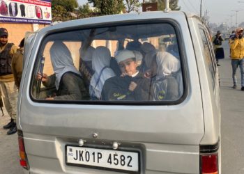 بڈگام میں گنجائش سے زیادہ اسکولی بچے اٹھانے پر اسکول وین ضبط:پولیس