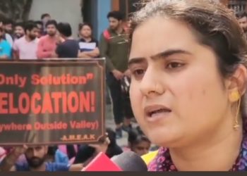 کشمیری پنڈت ملازمین کا اپنی مانگوں کو لے کر جموں میں احتجاج