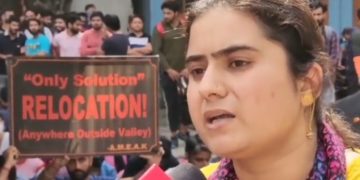کشمیری پنڈت ملازمین کا اپنی مانگوں کو لے کر جموں میں احتجاج