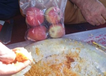 شادی کی تقریب میں سیب تقسیم کرنے کی پذیرائی