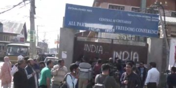 سری نگر میں حریت کانفرنس دفتر کے باہر احتجاج، مین گیٹ پر نصب بورڈ کو تہس نہس کیا گیا