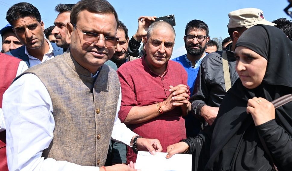 پنکج چودھری کا شوپیاں کا دورہ‘ترقیاتی کاموں کا جائزہ