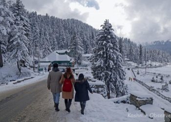 گلمرگ کے بالائی علاقوں میں تازہ برفباری ‘مغل شاہراہ ٹریفک کیلئے بند