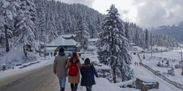 گلمرگ کے بالائی علاقوں میں تازہ برفباری ‘مغل شاہراہ ٹریفک کیلئے بند