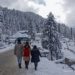 گلمرگ کے بالائی علاقوں میں تازہ برفباری ‘مغل شاہراہ ٹریفک کیلئے بند