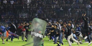 انڈونیشیا میں فٹبال میچ تشدد میں 129 افراد کی موت