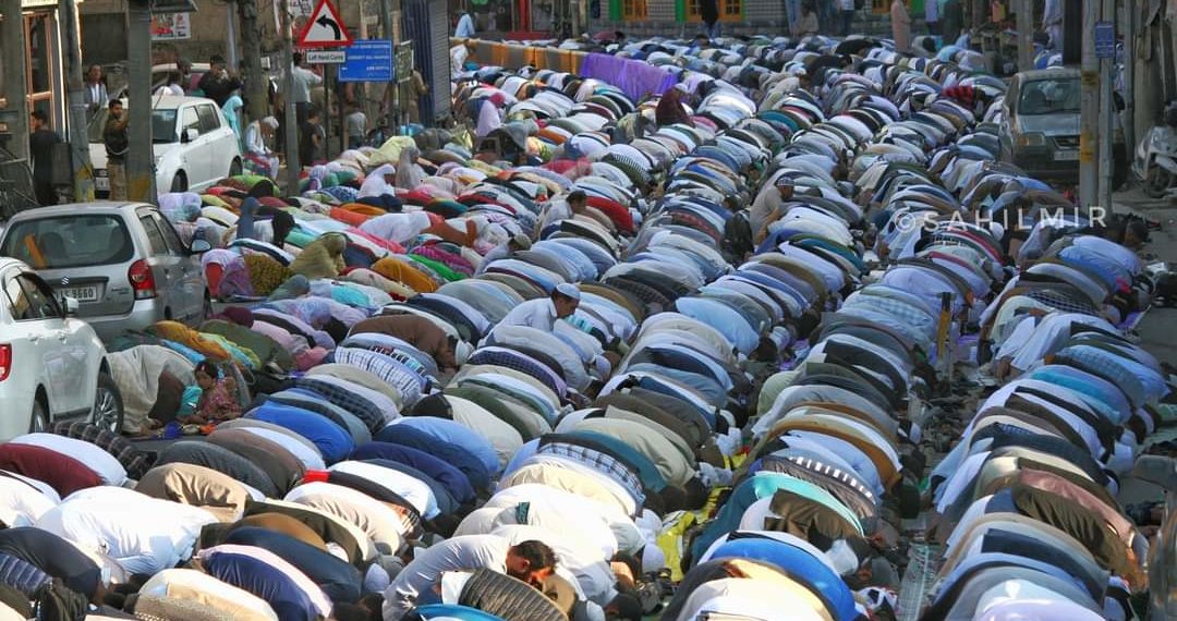 سرینگر میں خوجہ دگر کے موقع پر ہزاروں کی تعداد میں لوگوں نے نماز عصر ادا کی