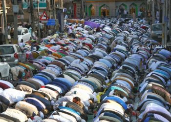 سرینگر میں خوجہ دگر کے موقع پر ہزاروں کی تعداد میں لوگوں نے نماز عصر ادا کی