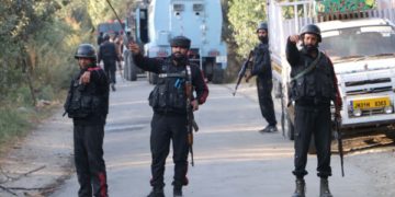 پلوامہ میں ملی ٹنٹوں کے حملے میںپولیس اہلکار ہلاک‘سی آر پی ایف جوان مضروب