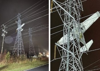 امریکا؛ چھوٹا طیارہ بجلی کے ہائی ٹینشن تاروں میں الجھ کر پول سے ٹکرا گیا