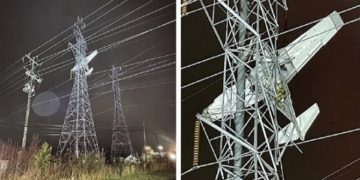 امریکا؛ چھوٹا طیارہ بجلی کے ہائی ٹینشن تاروں میں الجھ کر پول سے ٹکرا گیا