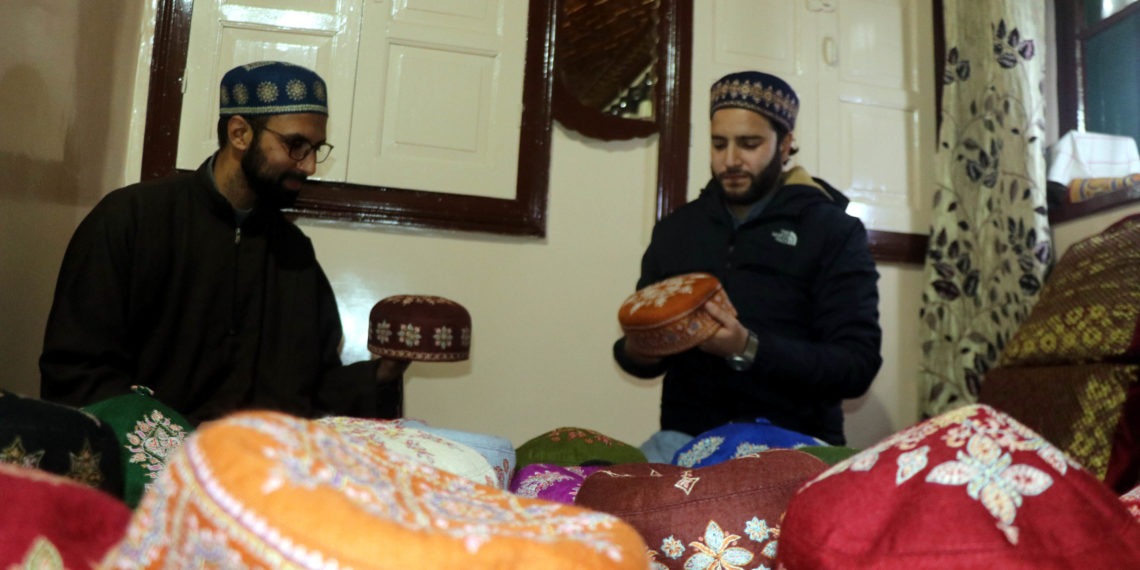 روایتی سوزنی ٹوپیوں کا کاروبار کرکے روزی روٹی کمانے والے دو دوست
