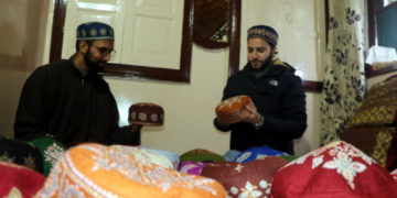 روایتی سوزنی ٹوپیوں کا کاروبار کرکے روزی روٹی کمانے والے دو دوست