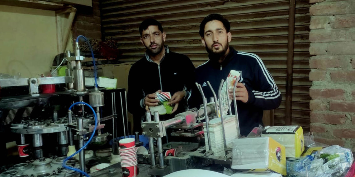 ضلع بڈگام میںدو تعلیم یافتہ دستوں کاڈسپوزل آئٹم بنانے کا کارخانہ
