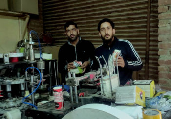ضلع بڈگام میںدو تعلیم یافتہ دستوں کاڈسپوزل آئٹم بنانے کا کارخانہ