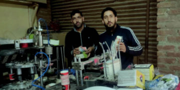 ضلع بڈگام میںدو تعلیم یافتہ دستوں کاڈسپوزل آئٹم بنانے کا کارخانہ