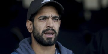 ملتان ٹیسٹ، انگلینڈ کیخلاف میچ کیلئےحارث رؤف کے متبادل کھلاڑی کا فیصلہ نہ ہوسکا