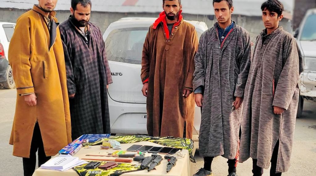 کولگام:لوگوں سے زبردستی رقومات اینٹھنے والے نقلی ملی ٹینٹوں کے گروہ کا پردہ فاش