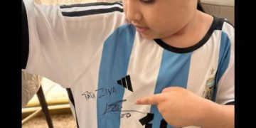 میسی نے اپنے دستخط کی ہوئی جرسی دھونی کی بیٹی کو بطور تحفے میں دی