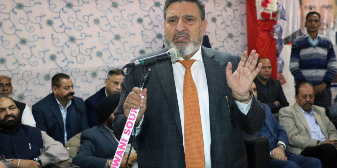 ’جموں کشمیر میں افسرشاہی منتخبہ نمائندوں کی جگہ نہیں لے سکتی ہے ‘