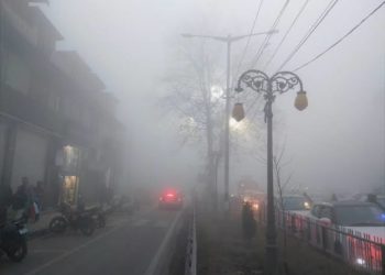 سری نگر میں گہری دھند، لوگوں کا صبح کو گھروں سے باہر نکلنا مشکل ہوگیا