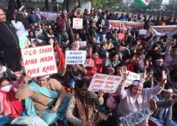 جموں میں پنڈت ملازمین کا بھاجپا دفتر کا گھیراؤ