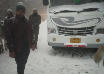 پولیس نے برفباری کے دوران دودھ پتھری میں پھنسے۵۲ سیاحوں کو بچا لیا