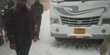 پولیس نے برفباری کے دوران دودھ پتھری میں پھنسے۵۲ سیاحوں کو بچا لیا