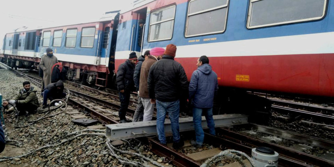بڈگام سے بارہمولہ جا رہی ٹرین مازہامہ میں پٹری سے اتر گئی