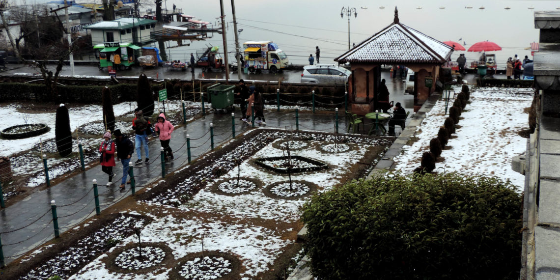 کشمیر:برف باری کے بعد موسم خشک، گلمرگ میں رواں سیزن کی سرد ترین رات ریکارڈ