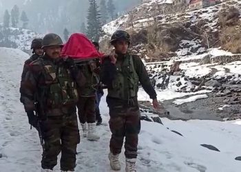 فوج نے کپوارہ میں بھاری برفباری کے بیچ حاملہ خاتون کو اسپتال پہنچایا