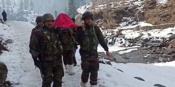 فوج نے کپوارہ میں بھاری برفباری کے بیچ حاملہ خاتون کو اسپتال پہنچایا