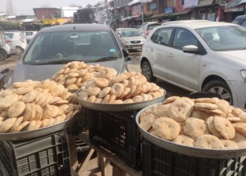 چرار شریف کے نمکین کلچوں اور سوکھے ناش پاتی کی مانگ میں آج بھی کوئی کمی نہیں