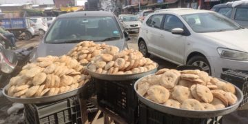چرار شریف کے نمکین کلچوں اور سوکھے ناش پاتی کی مانگ میں آج بھی کوئی کمی نہیں