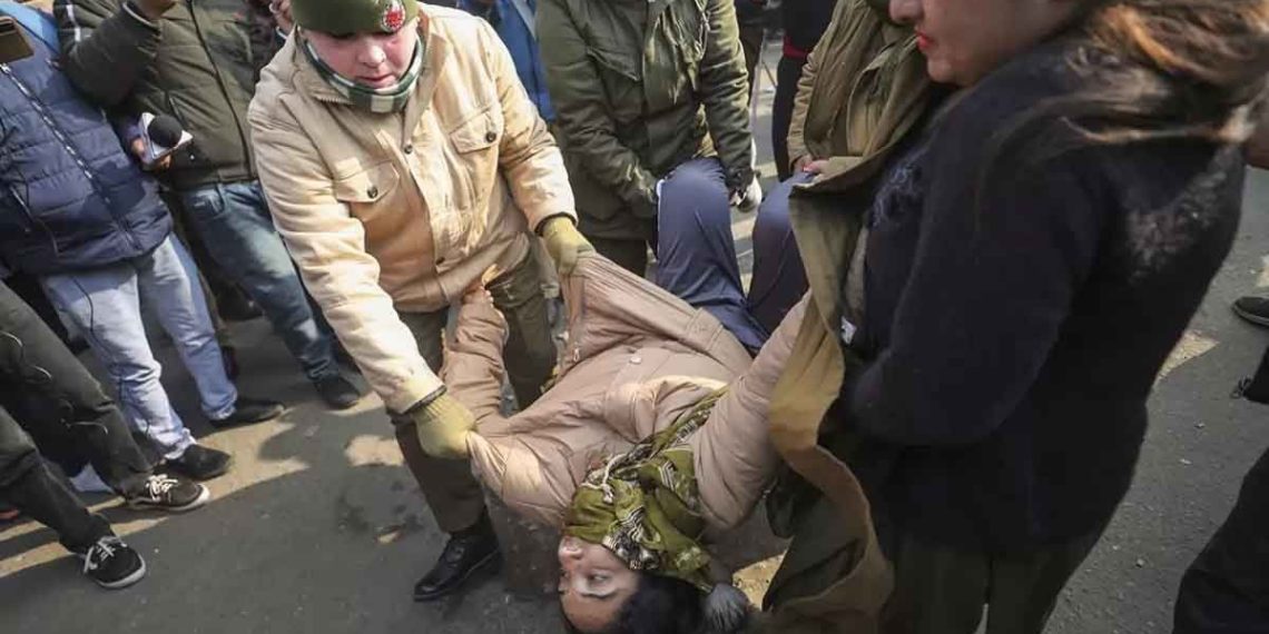 جموں میں رہبر کھیل کے تحت تعینات ٹیچروں پرلاٹھی چارج متعدد گرفتار